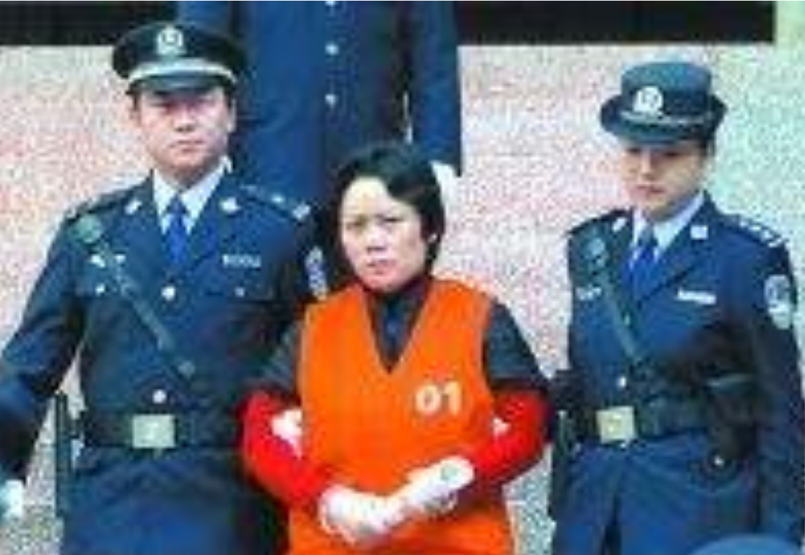 2009年，“重庆谢姐”被判18年罚金102万，曾包养16名小鲜肉玩乐