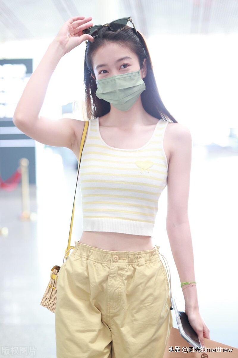 张雪迎清爽夏装现身机场，修身背心搭长裤身材苗条