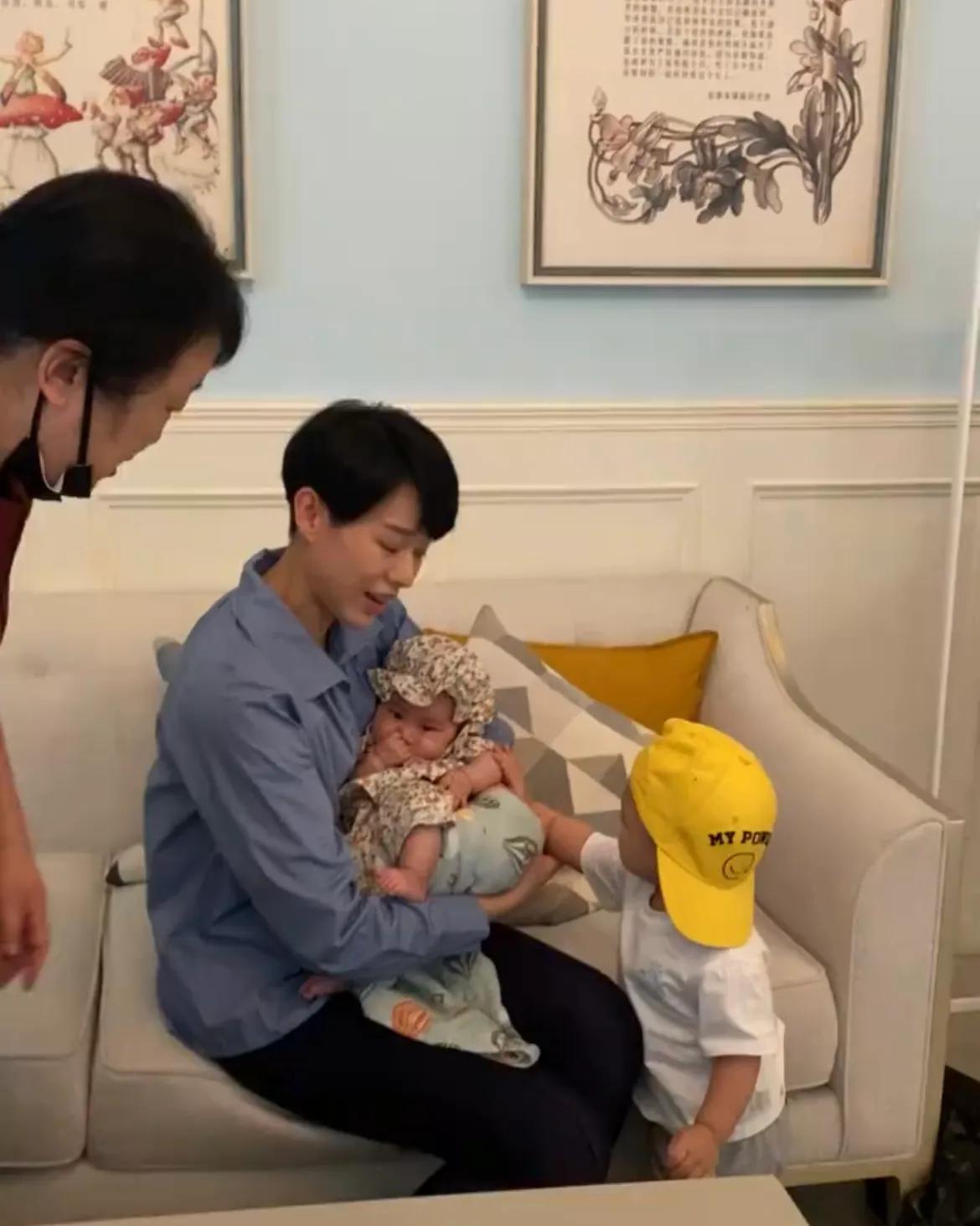 胡杏儿抱小妹妹拍戏，1岁小儿子吃醋“争妈妈”，撒娇模样太可爱