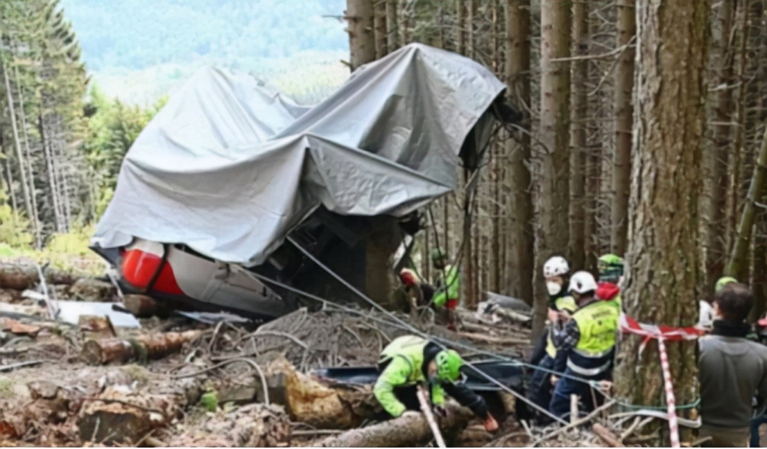 1999年,贵州马岭河缆车高空坠落,幸存儿被韩红收养,今咋样?