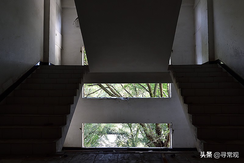 探秘重庆这座消失的“宇宙”大学，到处是荒废的宿舍楼