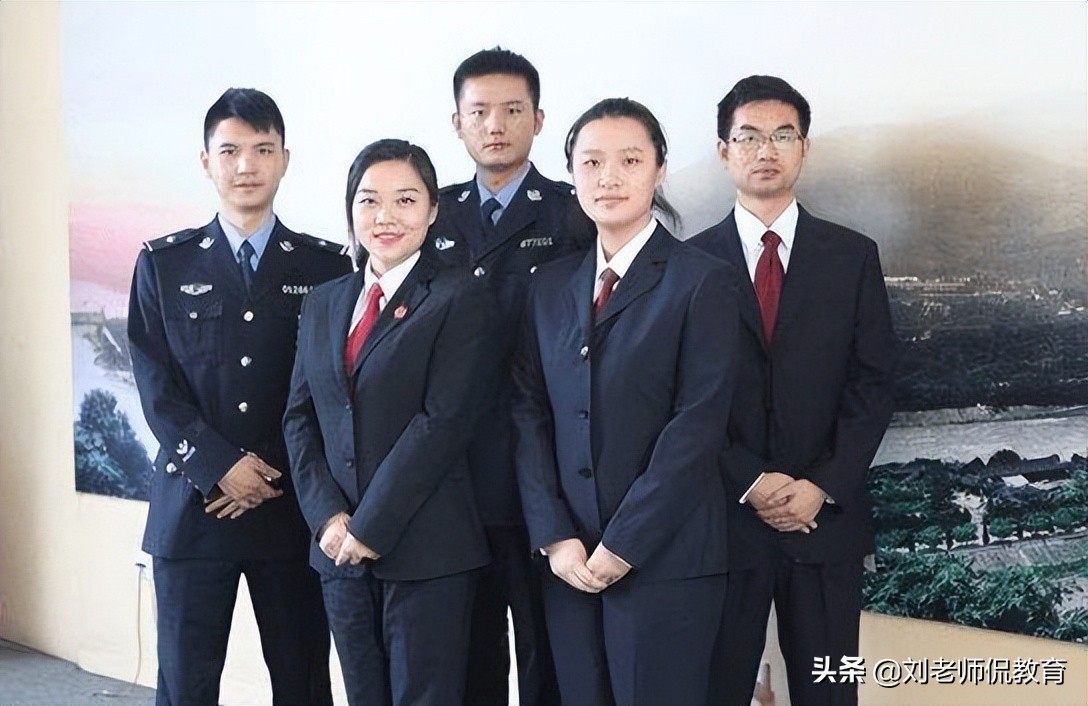 哪个大学出来可以当官（这五所高校毕业就是公务员）