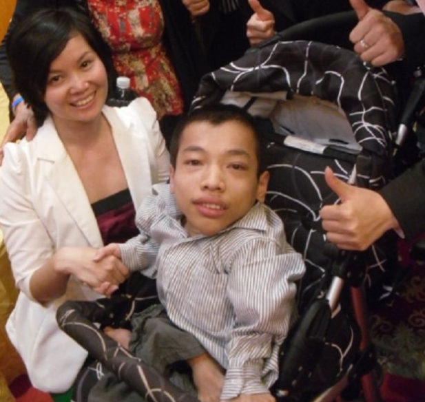 "婴儿车里的总裁"李创利:身高不足1米,身价过亿,娶美女秘书