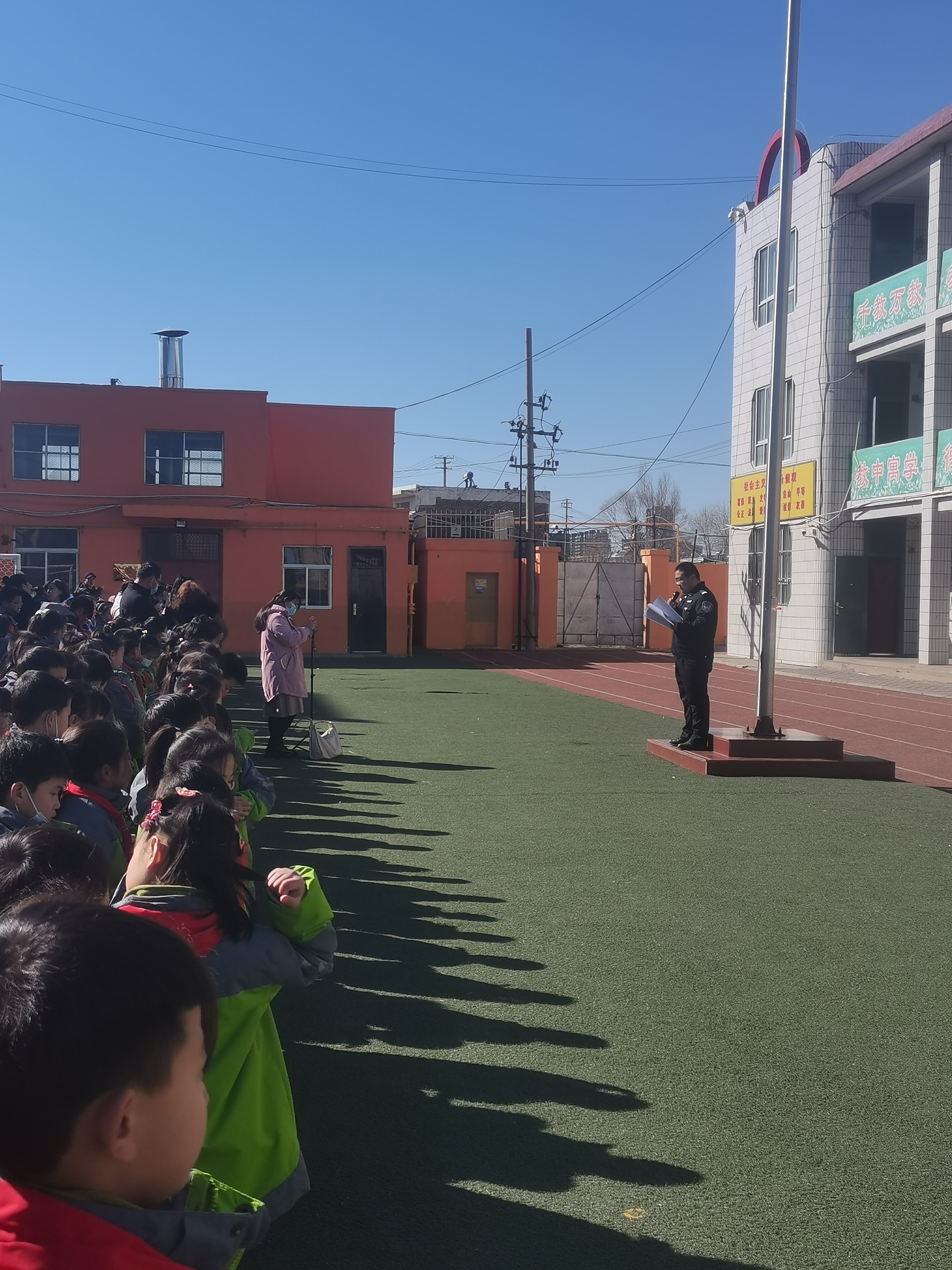 榆林公安榆阳分局崇文路派出所开展“开学第一课暨送法进校园”活动