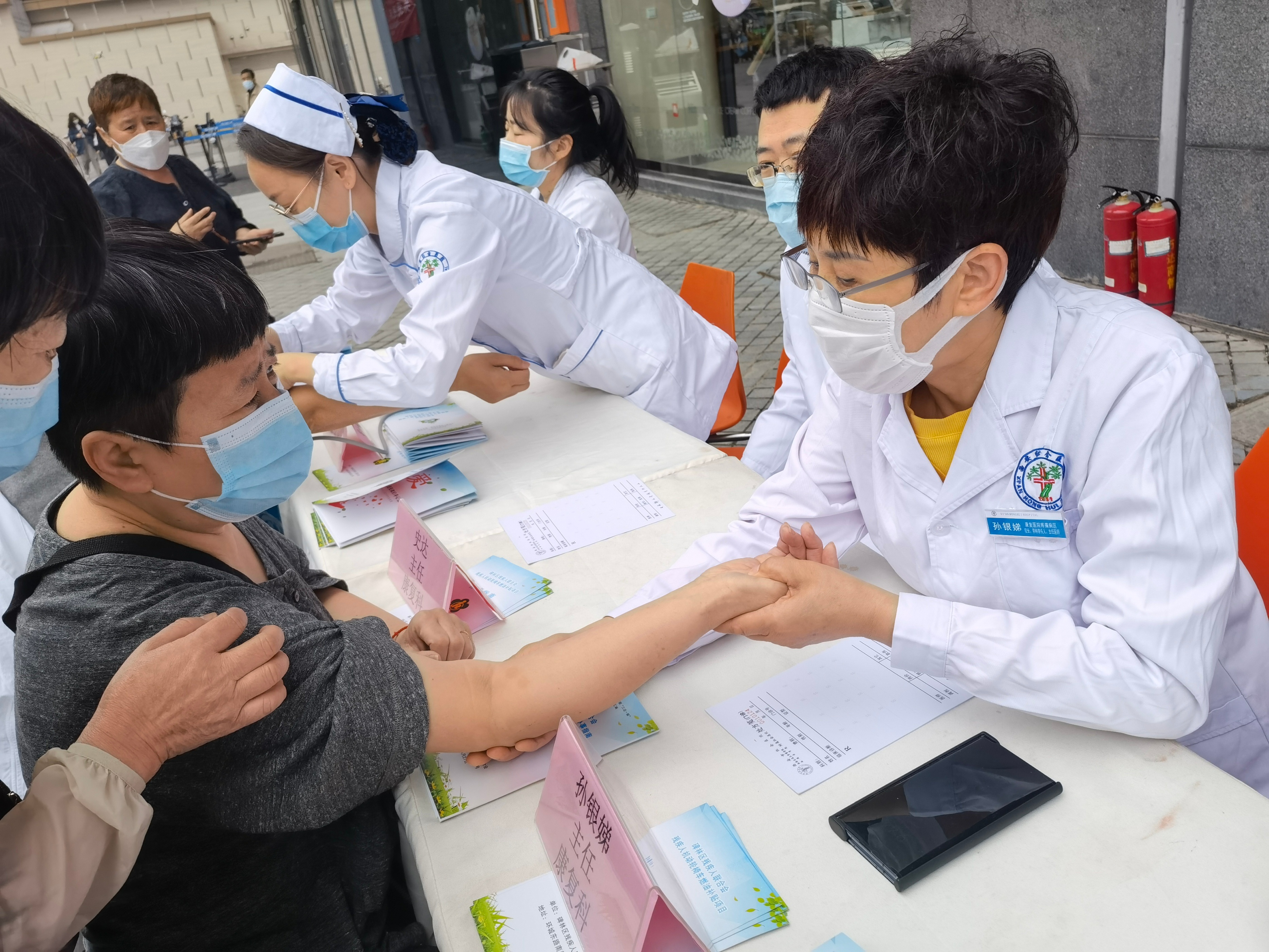 西安市红会医院开展“关爱残疾人 义诊送健康”主题义诊活动