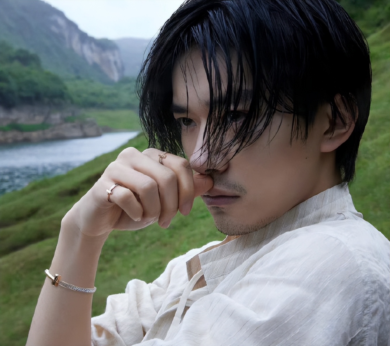 易烊千玺晒出胡茬照,尽显成熟沧桑气质,评论区却满是质疑声