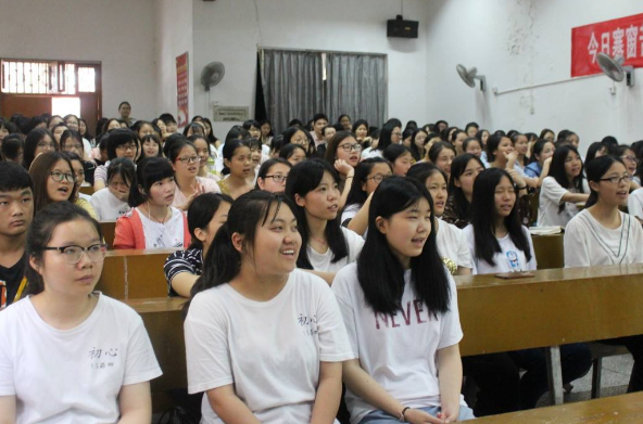 高校女生和男友在宿舍住半个月，被室友举报不道歉，还骂室友矫情