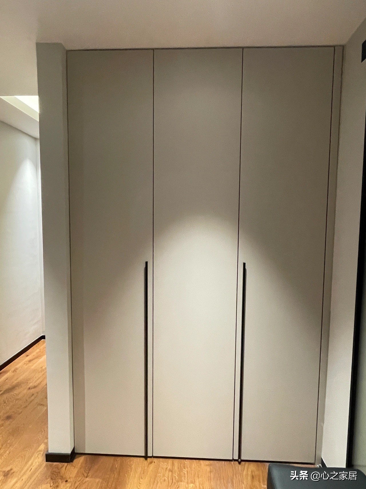 大房子深色系的家装风格，简约而不简单，如此选择需要很大的勇气