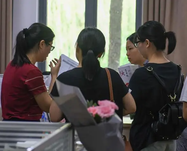 “坑惨”应届生的5个专业，就业率垫底，985大学也拯救不了