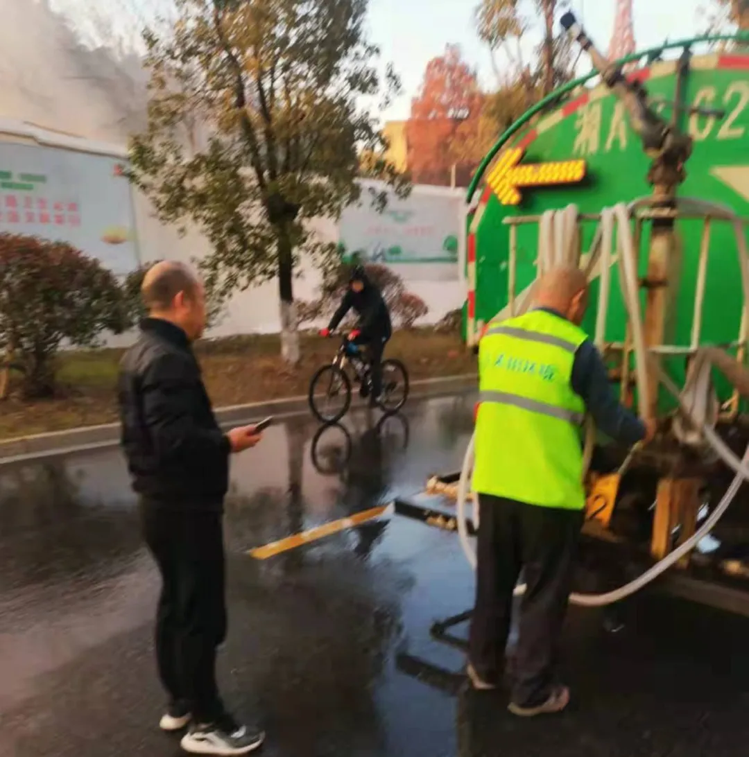 九江一加油站旁突然起火 !环卫洒水车出手了
