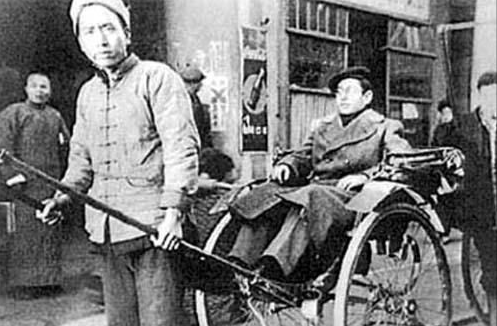 民国土匪往事：恶霸折磨两位老人，土匪得知是自己爹娘，疯狂报仇