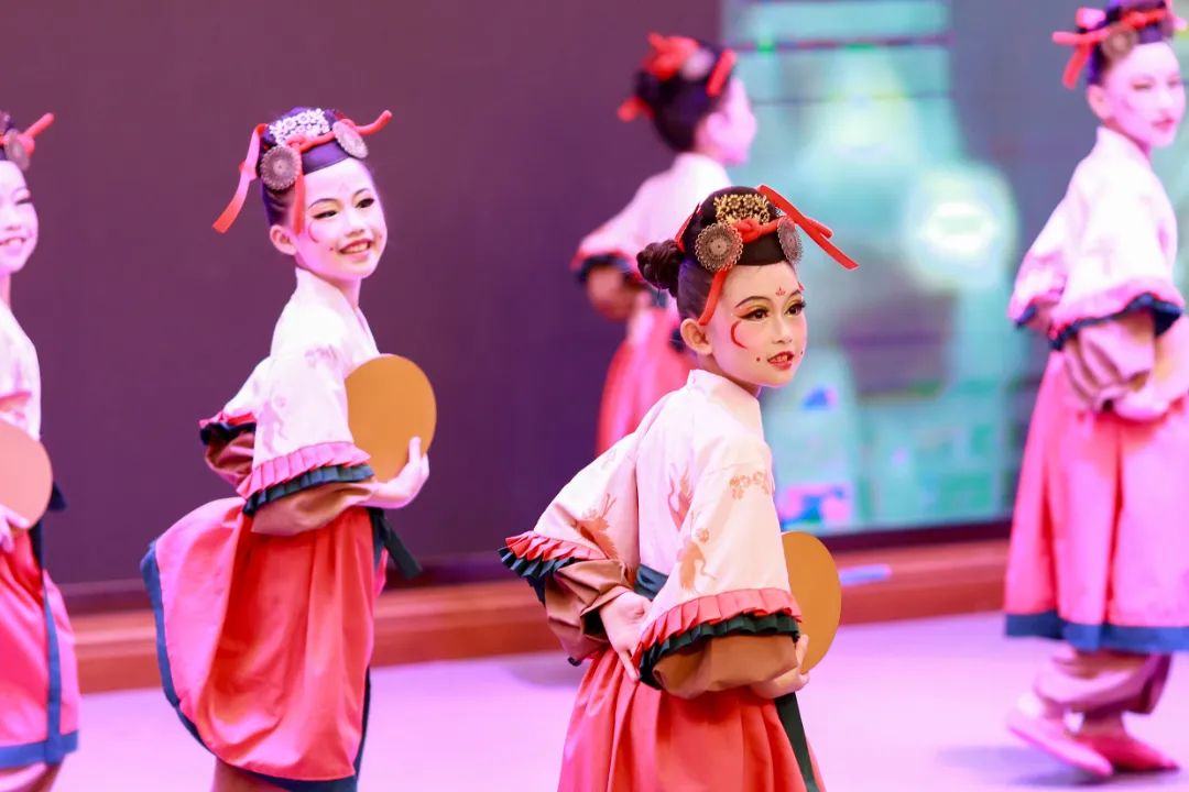 华阳实验小学举行“童星耀五月·艺术绽花开”群舞比赛（续）
