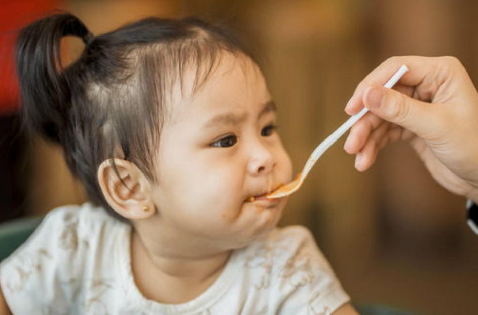 宝宝不爱吃饭，家长不要“顺着娃”来，用对方法才是对娃好