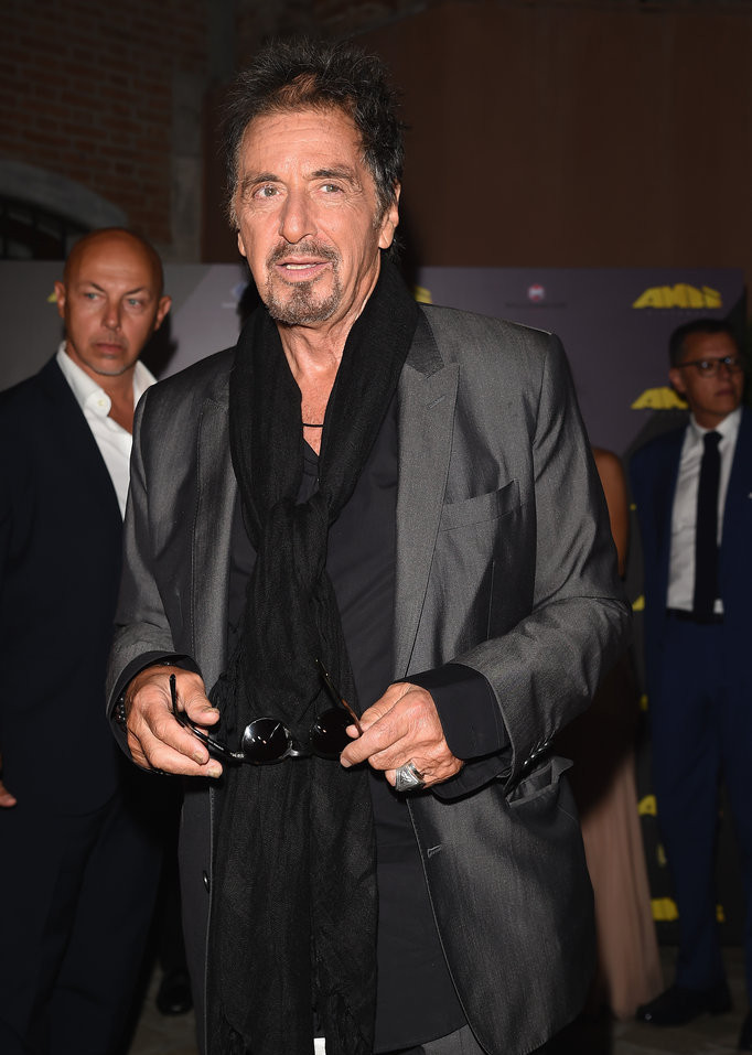 《教父》主角老成这样了，穿宽大的外套不合身，驼背弓腰不忘听歌