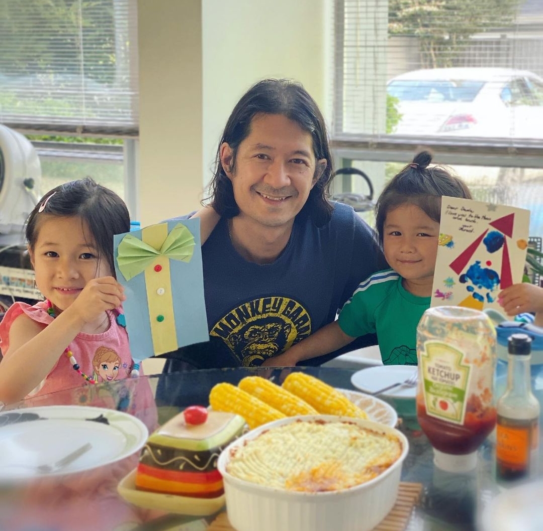 钟嘉欣情人节撒糖，罕见与年长13岁丈夫秀恩爱，揽腰贴脸很亲昵