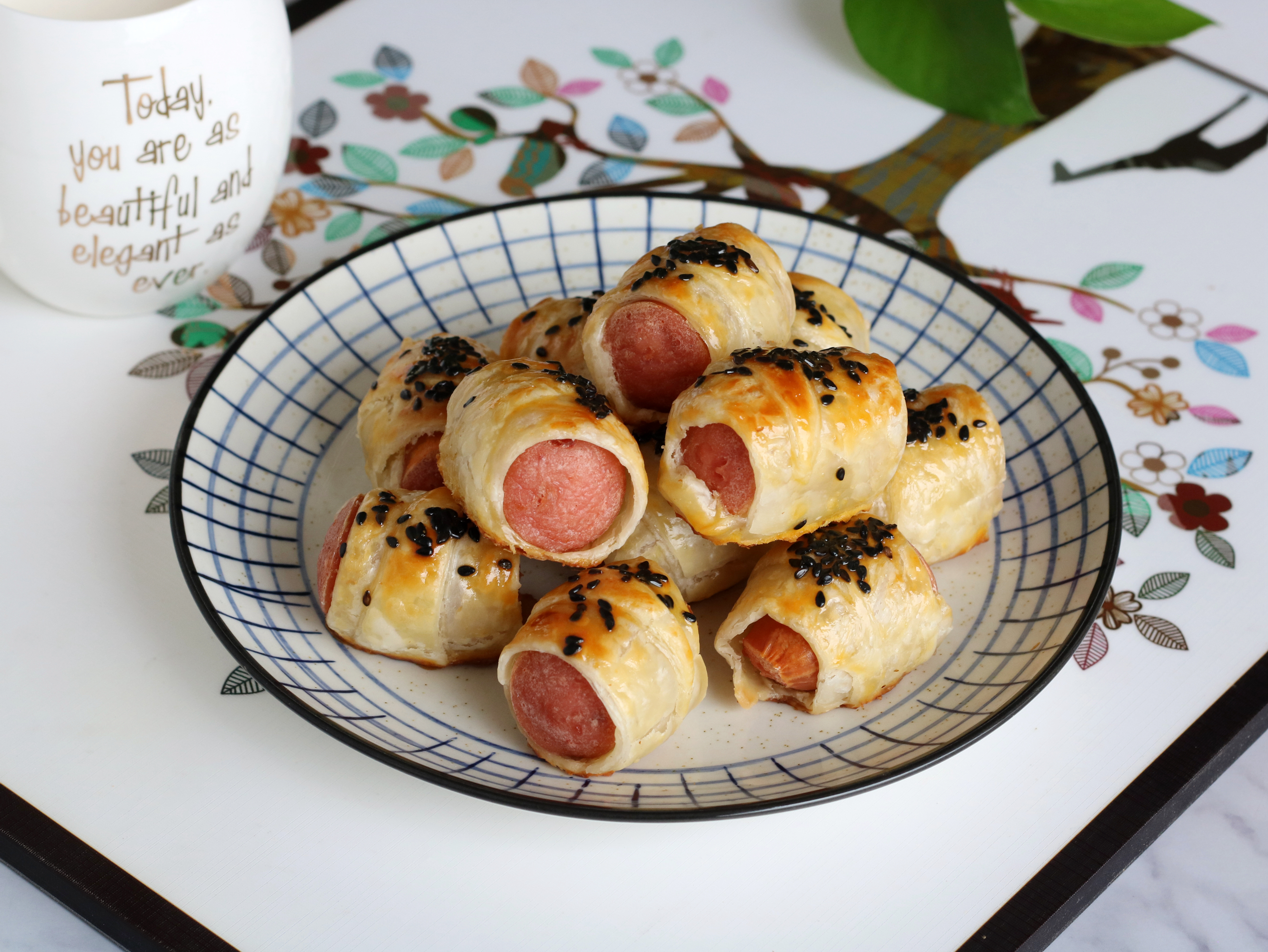 简易版手抓饼做酥皮，包着美味的香肠，简单快手又美味