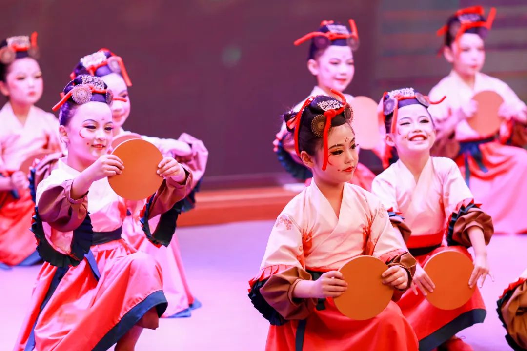 华阳实验小学举行“童星耀五月·艺术绽花开”群舞比赛（续）