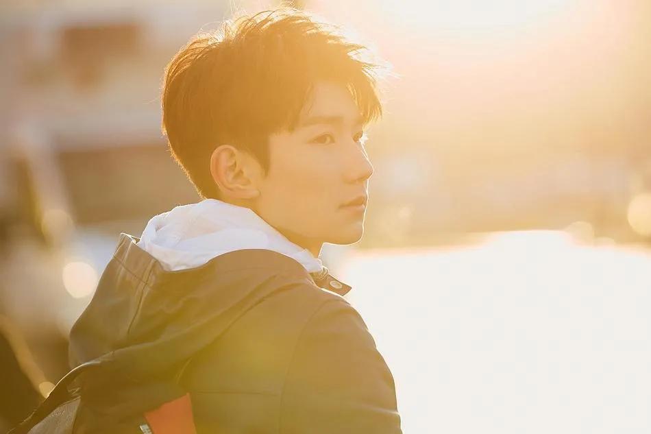 在学校的时候，当你回头看他，他是不是也在看你？