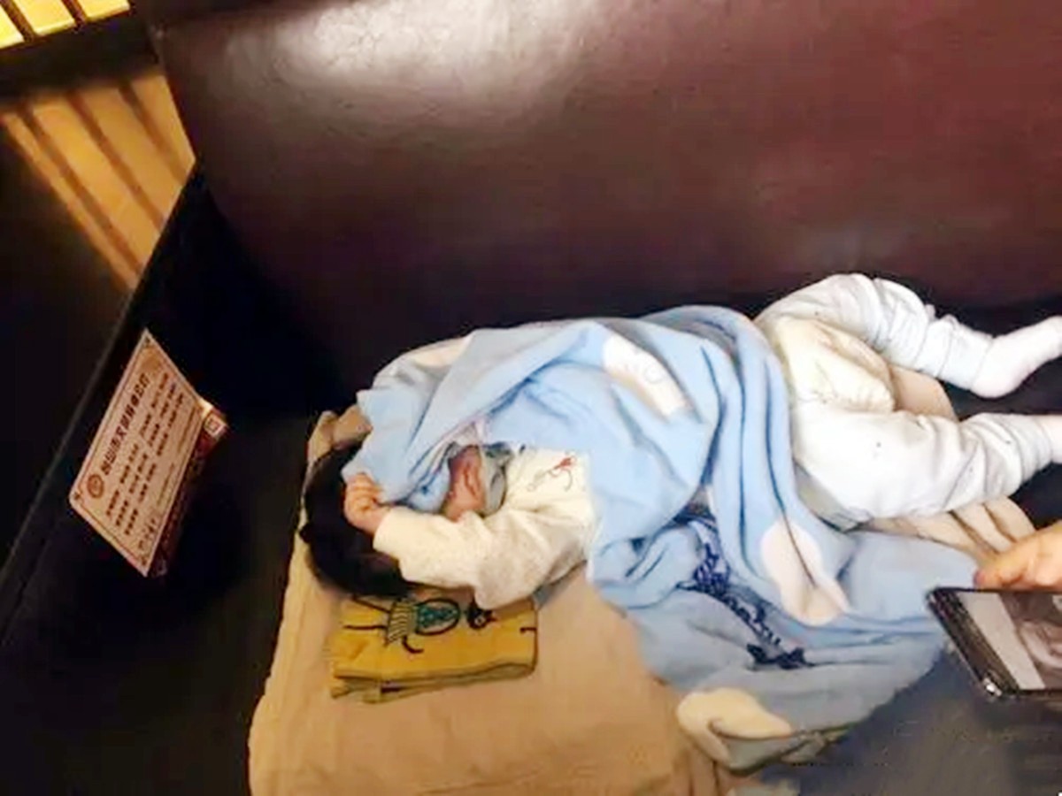 孩子睡觉出现的“奇怪”行为，是缺乏安全感的信号，越早解决越好