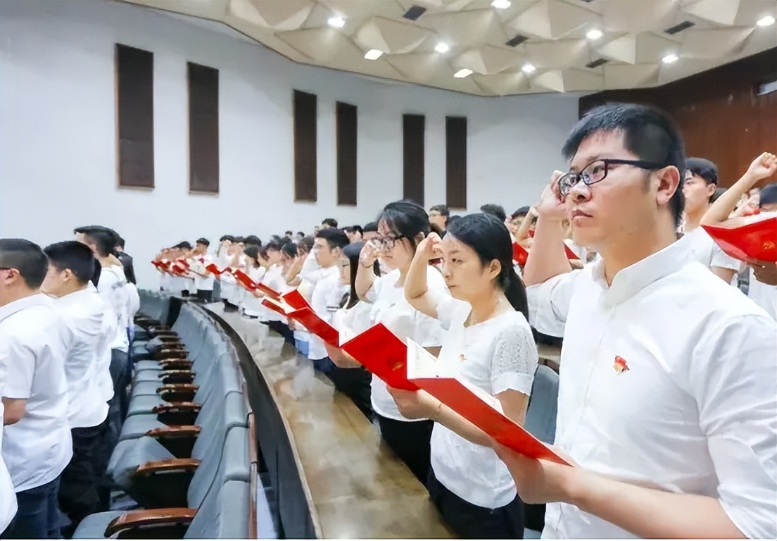 大学生入党谁有“决定权”？并非是辅导员，大四学长告诉你真相