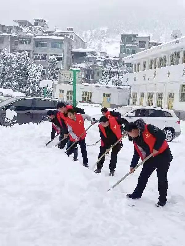 隆回县小沙江镇中心学校开展“铲雪除冰保平安”志愿服务活动