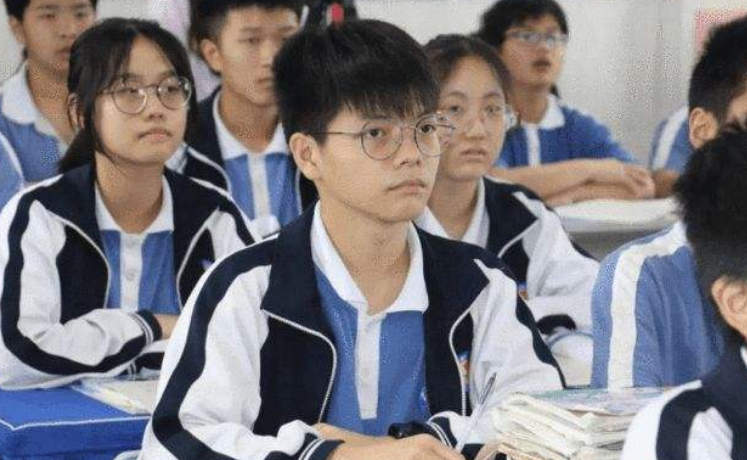 上大学才知道，普通班当鸡头和重点班当凤尾的差距，能重选就好了