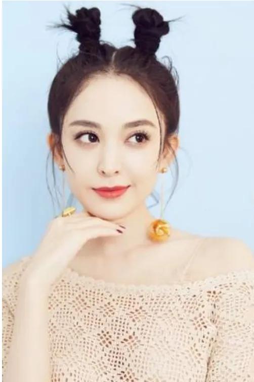 古力娜扎的绝美大片，精致五官，俏皮哪吒头，金色大圆球耳环吸睛