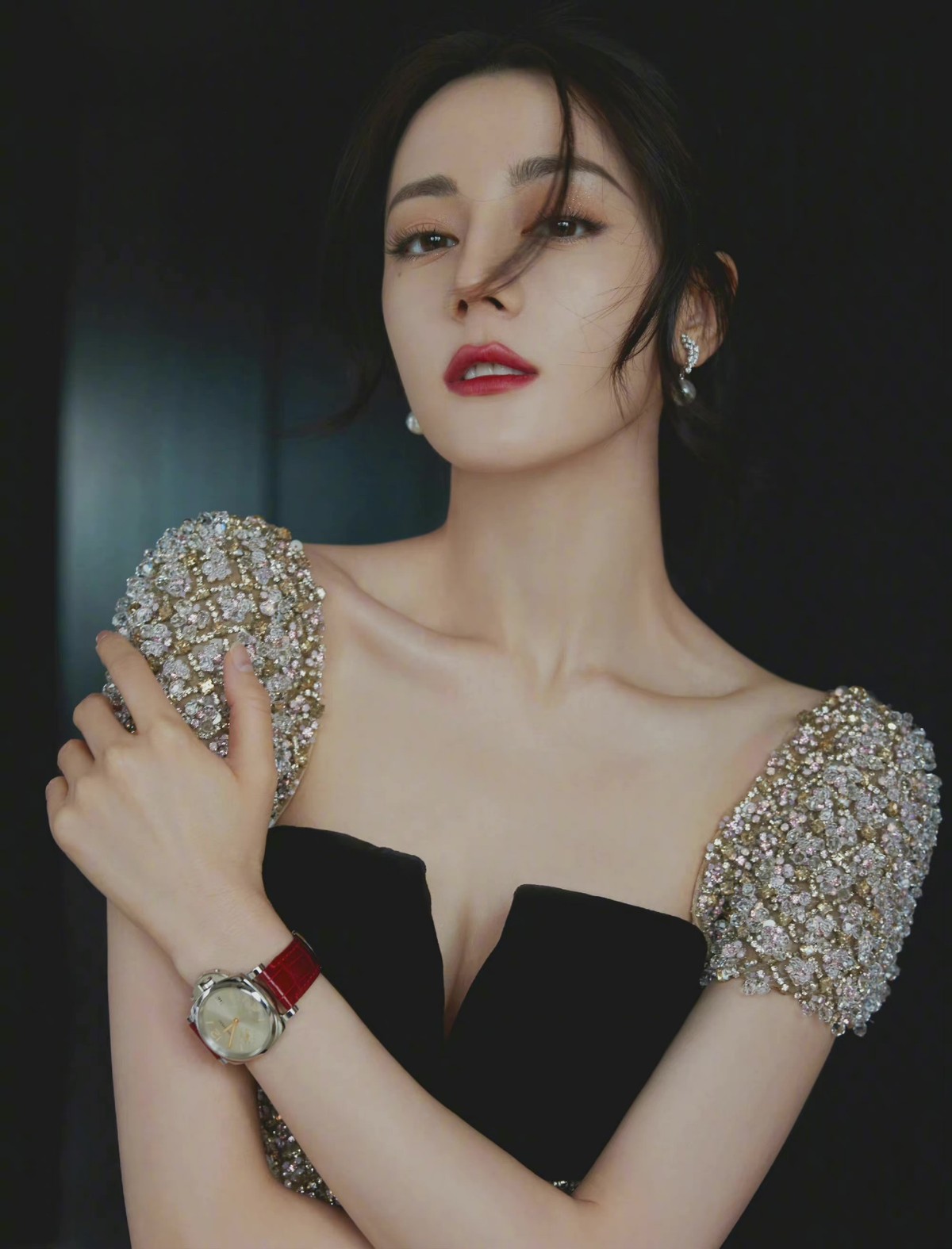 热巴最新红毯造型又封神!光脚穿黑色珠绣礼服,连脚趾头都是美的