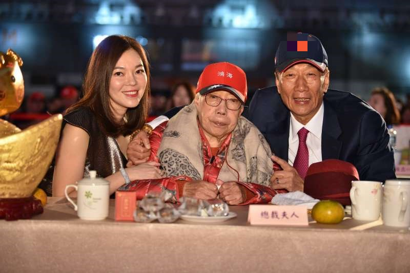 郭台铭携94岁母亲及妻子看蔡琴演唱会，母子俩全程十指紧扣