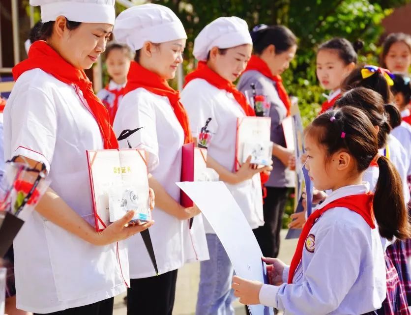 成都高新区中和小学开展“五一致敬最美劳动者”主题活动