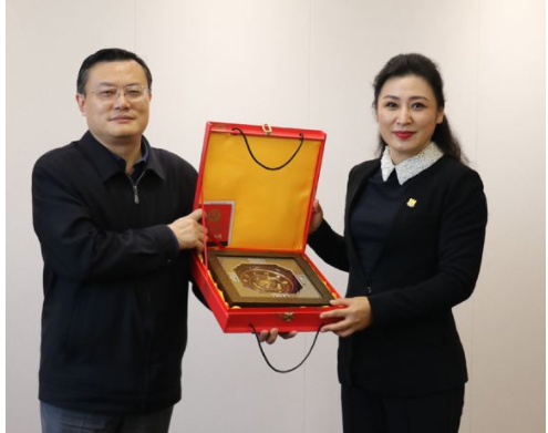 她是汕头大学女校长，39岁晋升教授、能力出众，深受广大学生爱戴