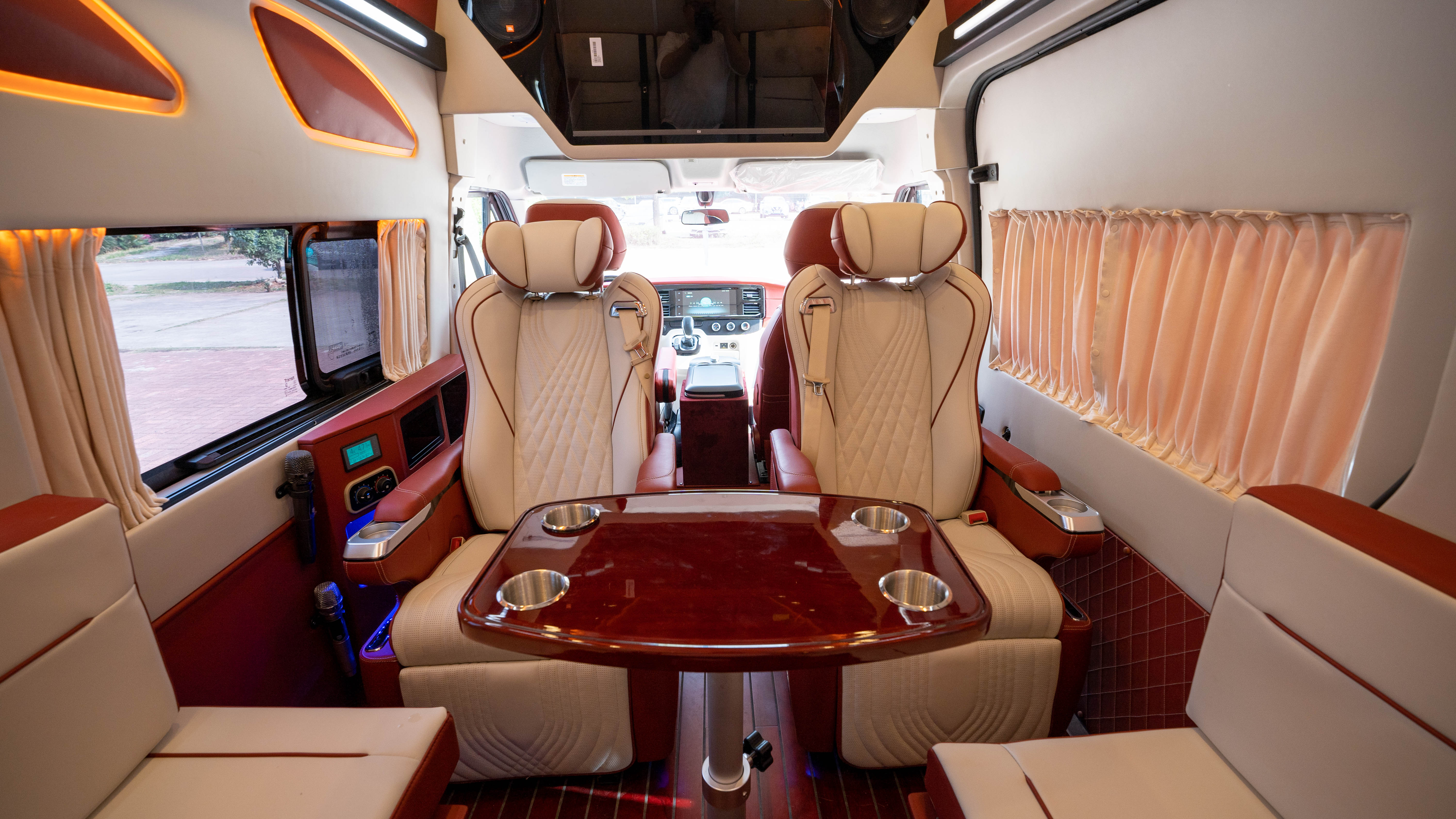 48V电路系统＋U型沙发设计，趣蜂B880房车带给你百万级奢华体验