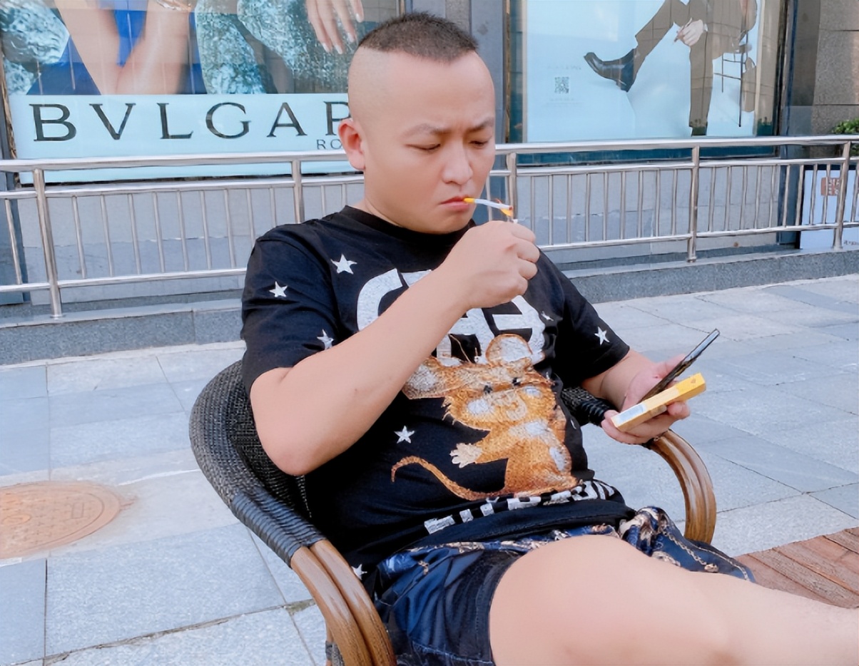 网红豪情龙哥嘲讽老方丈,放话:"把你卖了,还帮人家数钱呢"