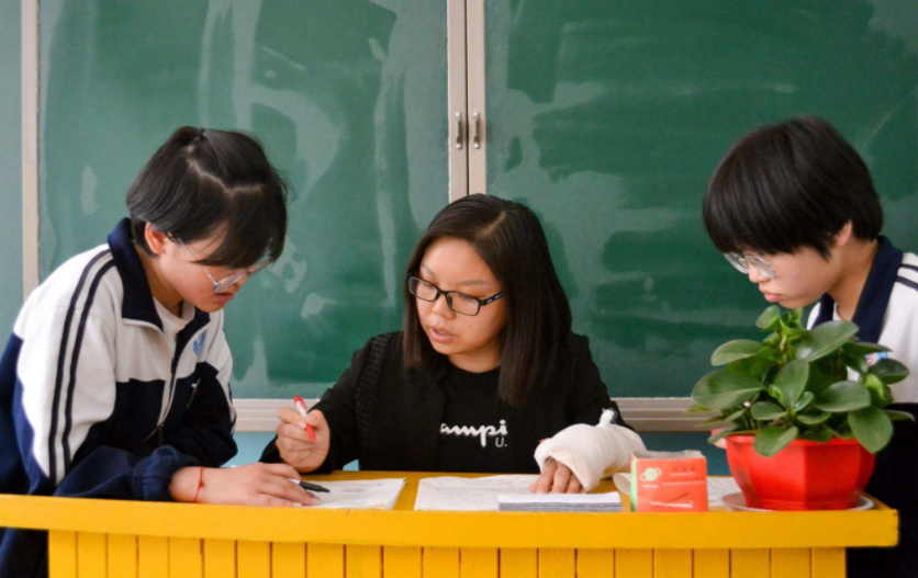 高考过后才发现，普通班的鸡头和重点班的凤尾，差的不是一星半点