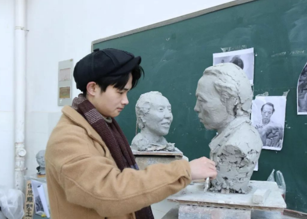 “马云雕像”走红，只因出现在杭师大的废物堆中，拍摄者给出解释