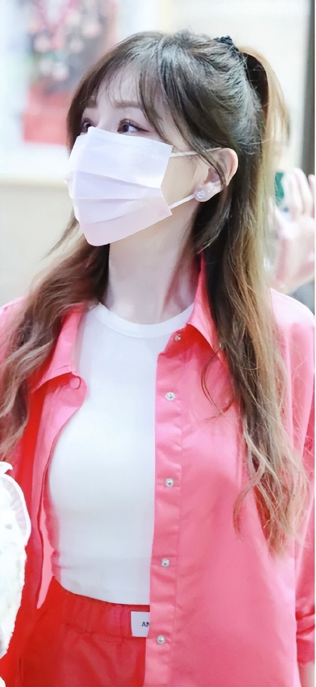 王心凌张天爱乔欣撞衫，同款衣服美感不同，气质差距大