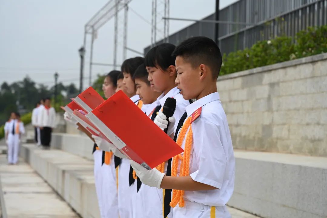 点亮心灵之灯 照亮人生之路｜新兴中学附属小学举行主题升旗仪式
