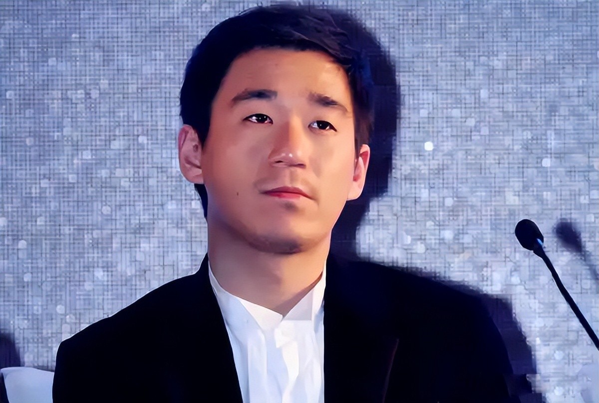 童谣张默事件全经过(18年的蜕变,那个当街被张默殴打的童瑶,已是对方