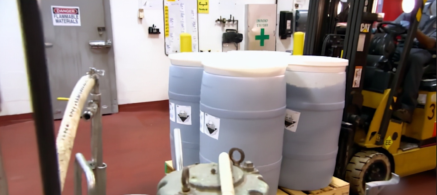 就是面前桶里装的高浓缩可乐原汁,可口可乐公司,会把这些浓缩液,送到