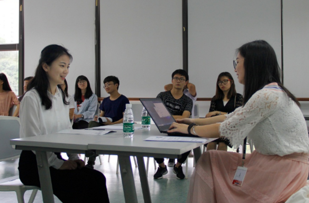 华中师大毕业的研究生，在夜市摆摊卖鸡爪，只因学了“天坑”专业