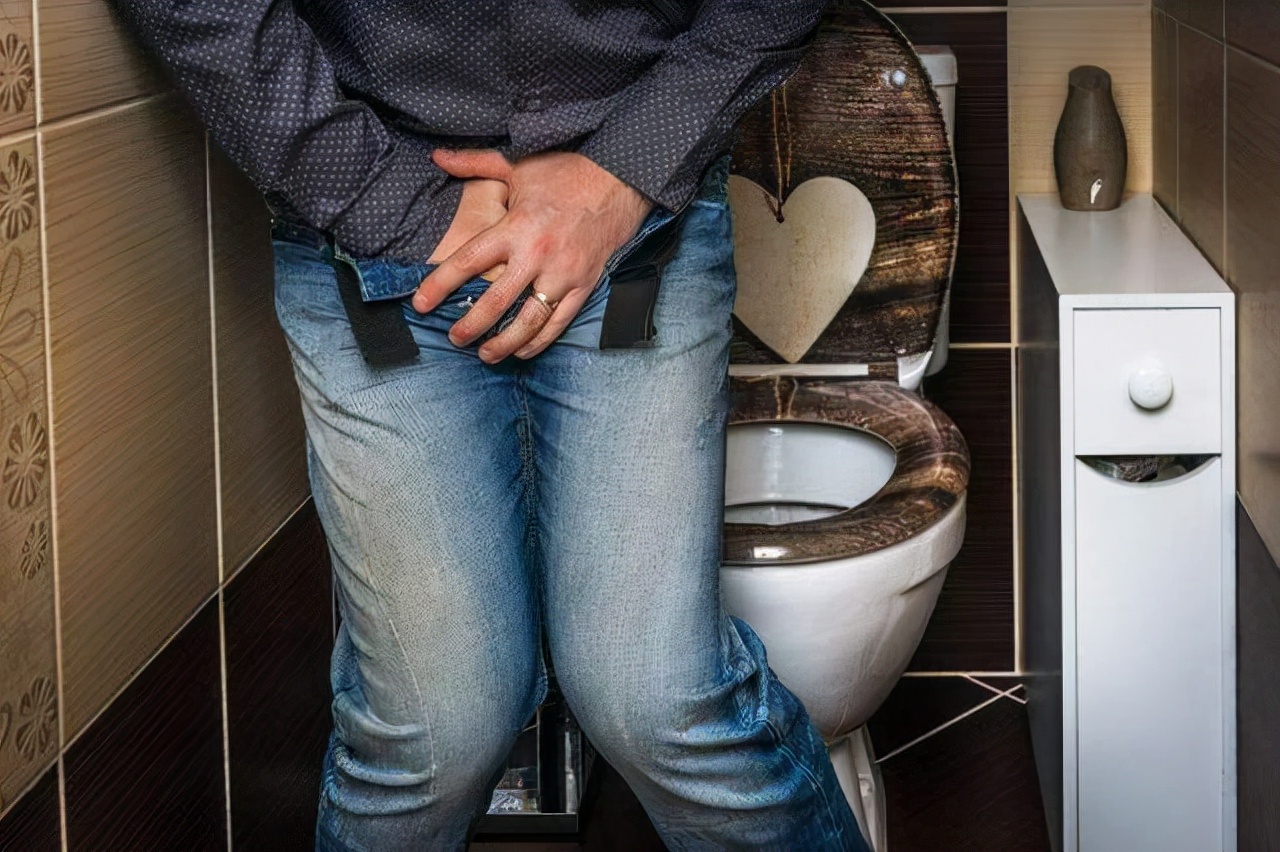 男性排尿時，出現這5種“跡象”，需及時檢查，男生都來看看