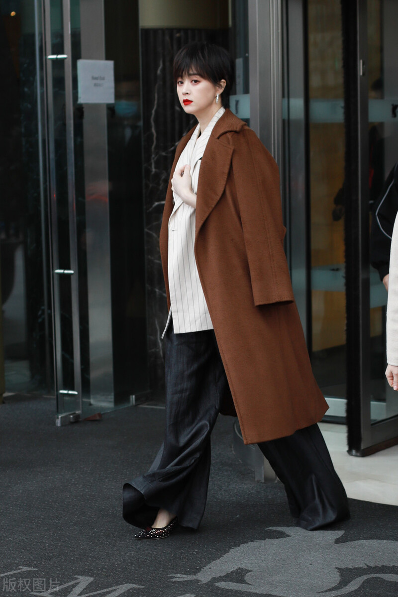 蒋欣霸道女总裁的穿搭风范