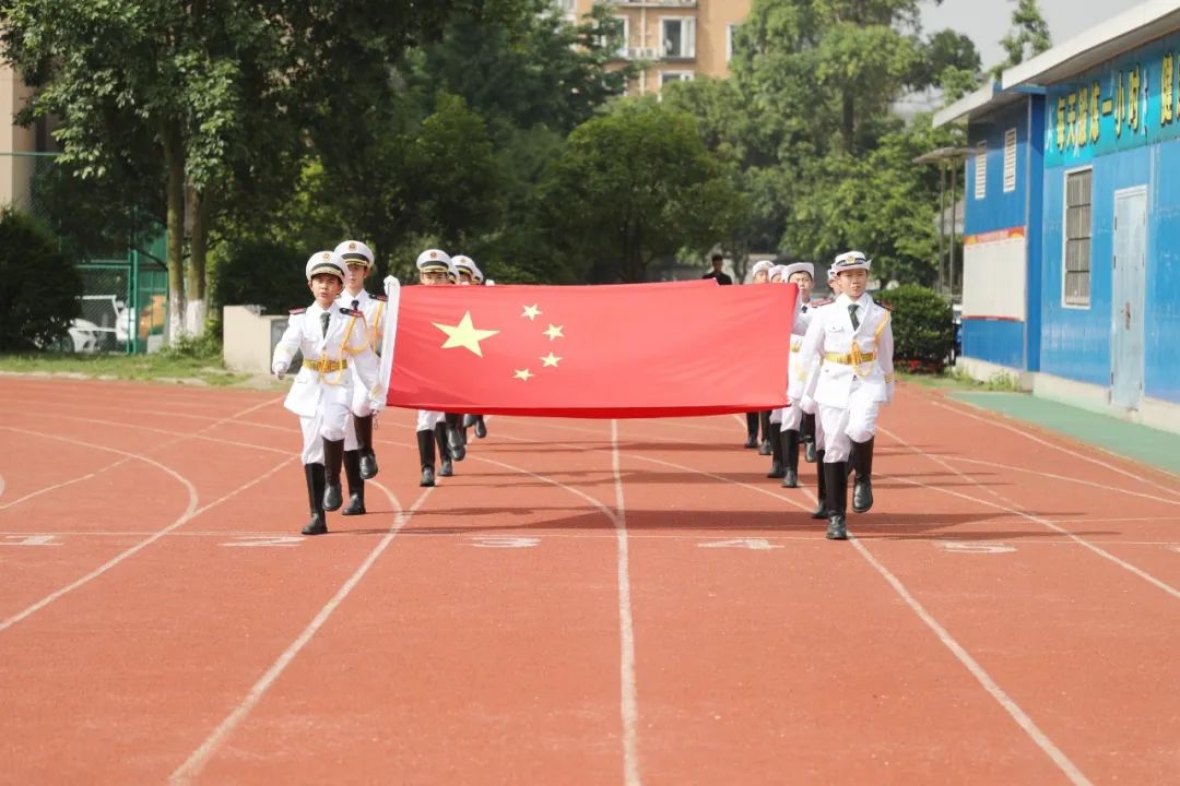 成都市双流区棠湖小学举行“交通安全主题”升旗仪式