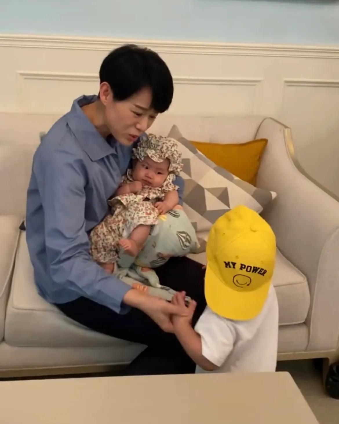 胡杏儿抱小妹妹拍戏，1岁小儿子吃醋“争妈妈”，撒娇模样太可爱