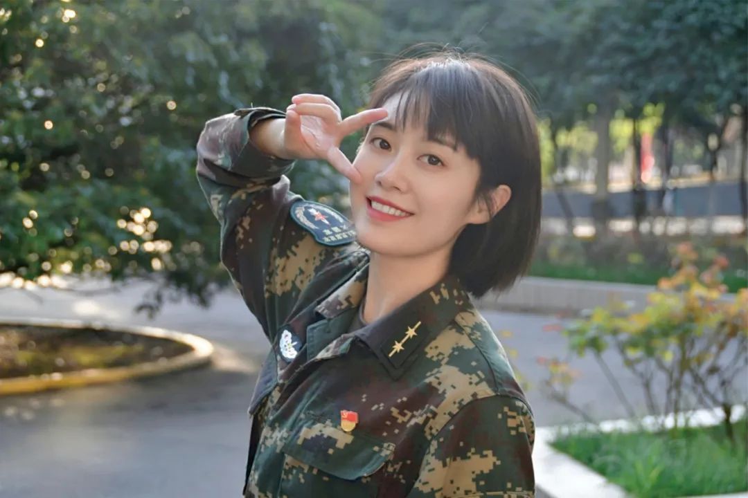 穿军装的小姐姐,必须上头条