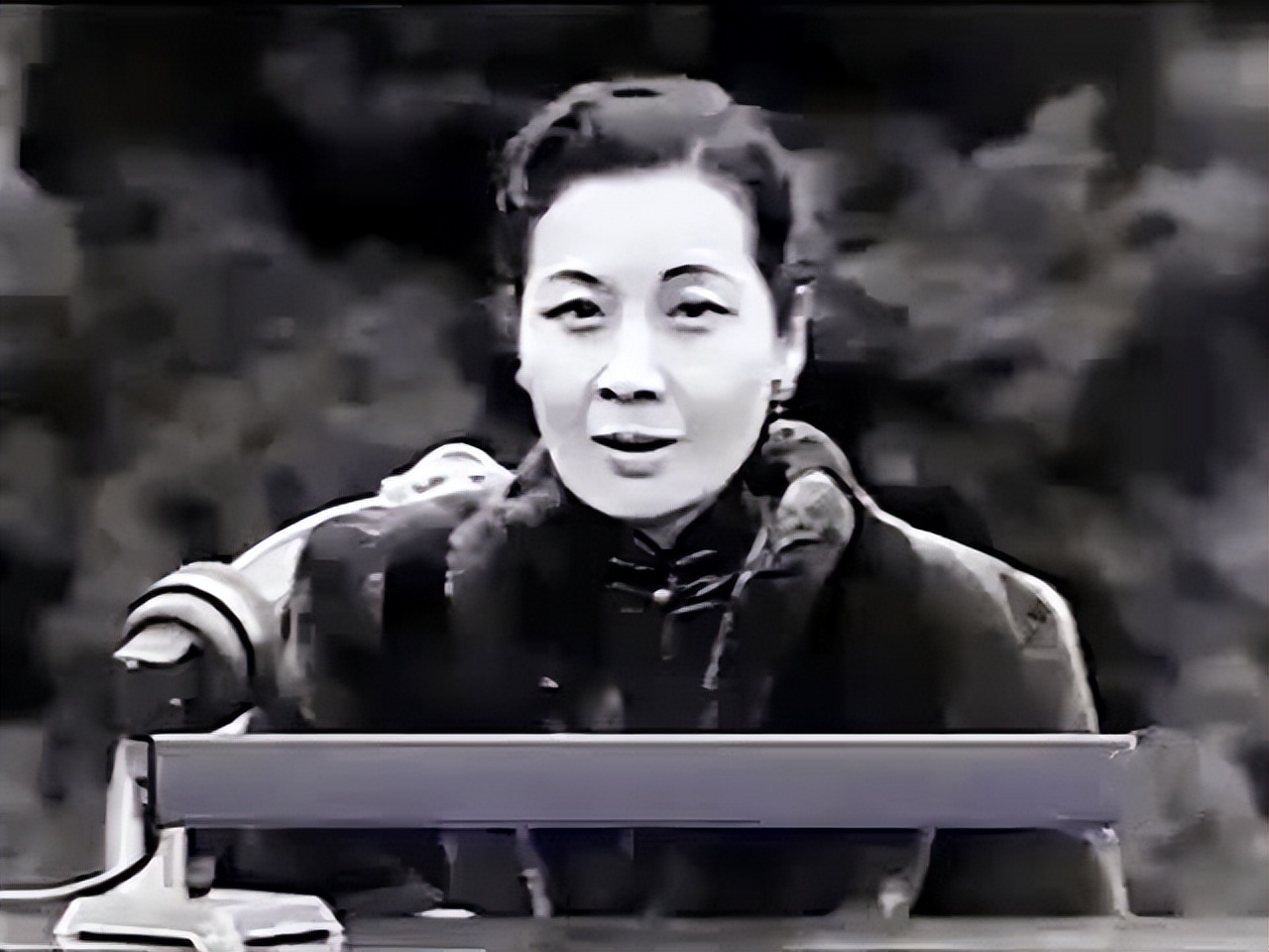 宋美龄晚年不离身的传奇翡翠手镯，曾几度易主，如今价值已上亿