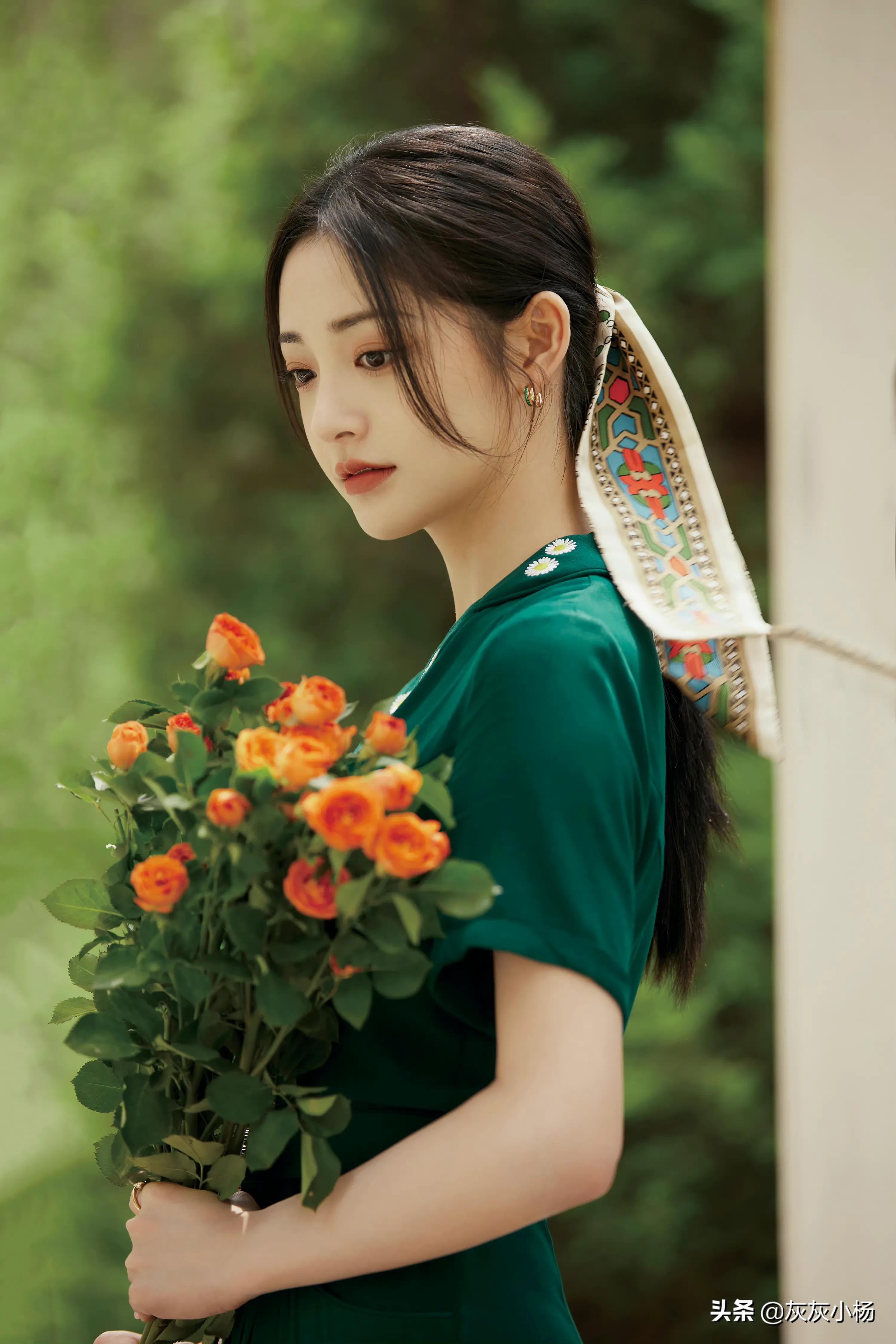 周洁琼，V领绿色长裙