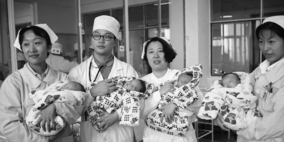 23年前，河南夫妻生下龙凤四胞胎没钱抚养，如今有车有房幸福美满