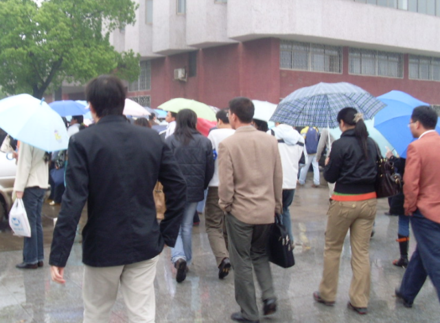 华中师大毕业的研究生，在夜市摆摊卖鸡爪，只因学了“天坑”专业