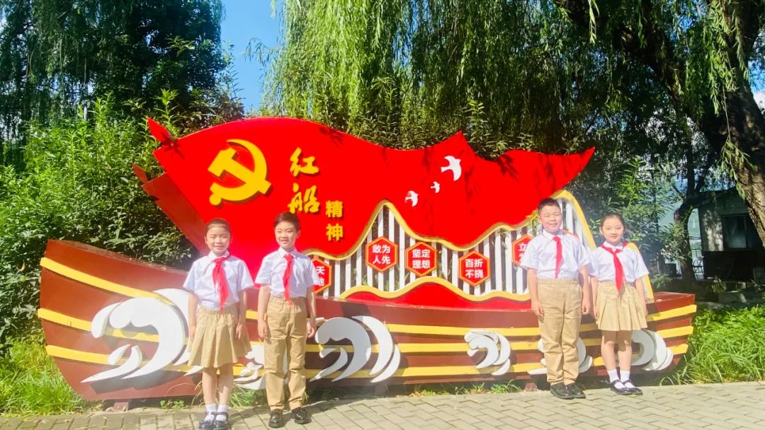 余泊言、李美萱、赵泽睿、田雨萌拍摄《向党看齐》献给伟大祖国